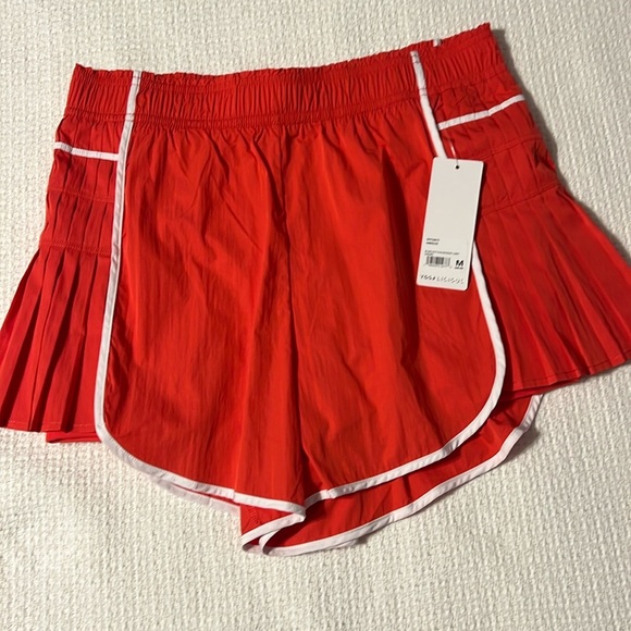 Yogalicious Radiant Courtside Chic Short pleated side hibiscus red size Medium - Picture 1 of 9